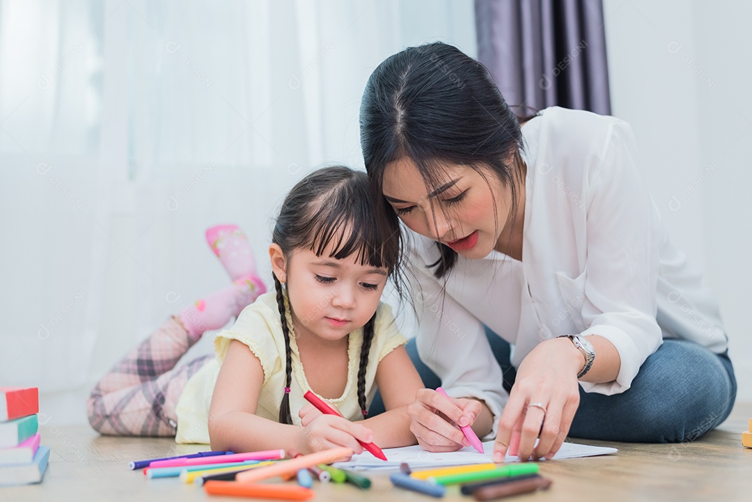 Mãe ensinando a filha a desenhar na aula de arte. De volta à escola.