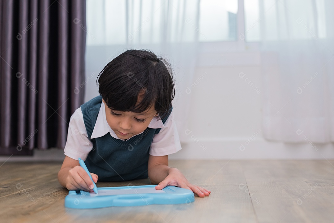 Garotinho desenhando desenhos animados na lousa. Educação e volta ao conceito de escola. Tema de desenvolvimento infantil.