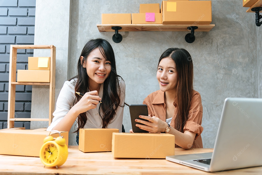 Duas jovens asiáticas iniciam pequenas empresas empreendedoras.