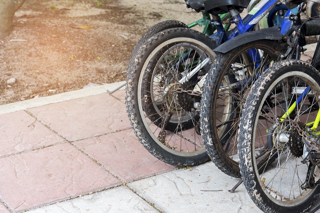 Grupo de bicicletas. Estilos de vida e conceito de lazer. Transporte e tema ao ar livre.