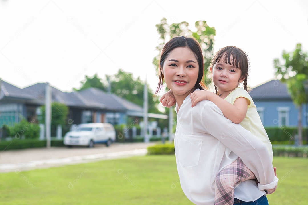 Menina andando de volta com a mãe dela. Pessoas e Estilos de Vida.