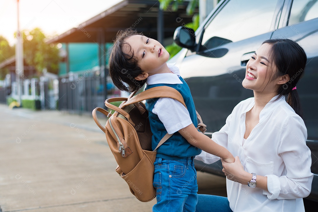 Mamãe manda menino travesso antes de ir para a escola de manhã.
