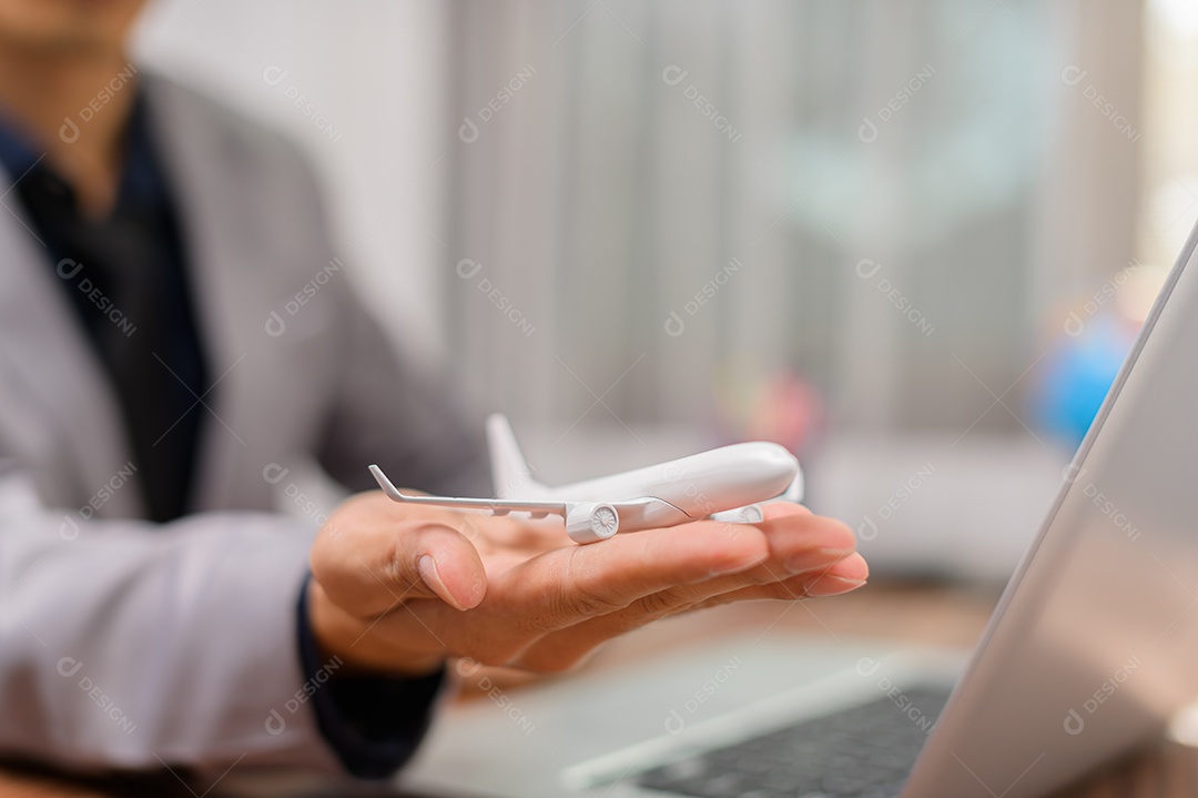 Empresário segurando modelo de avião conceito viagens fazer negócios importação