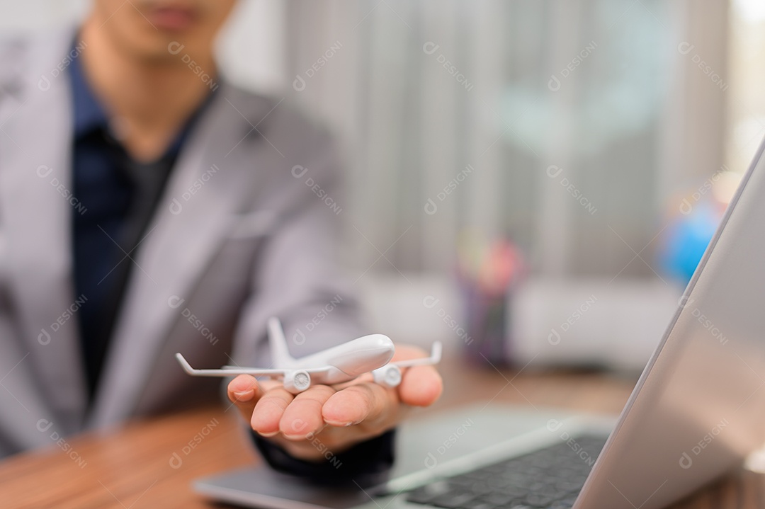 Empresário segurando modelo de avião conceito viagens fazer negócios importação