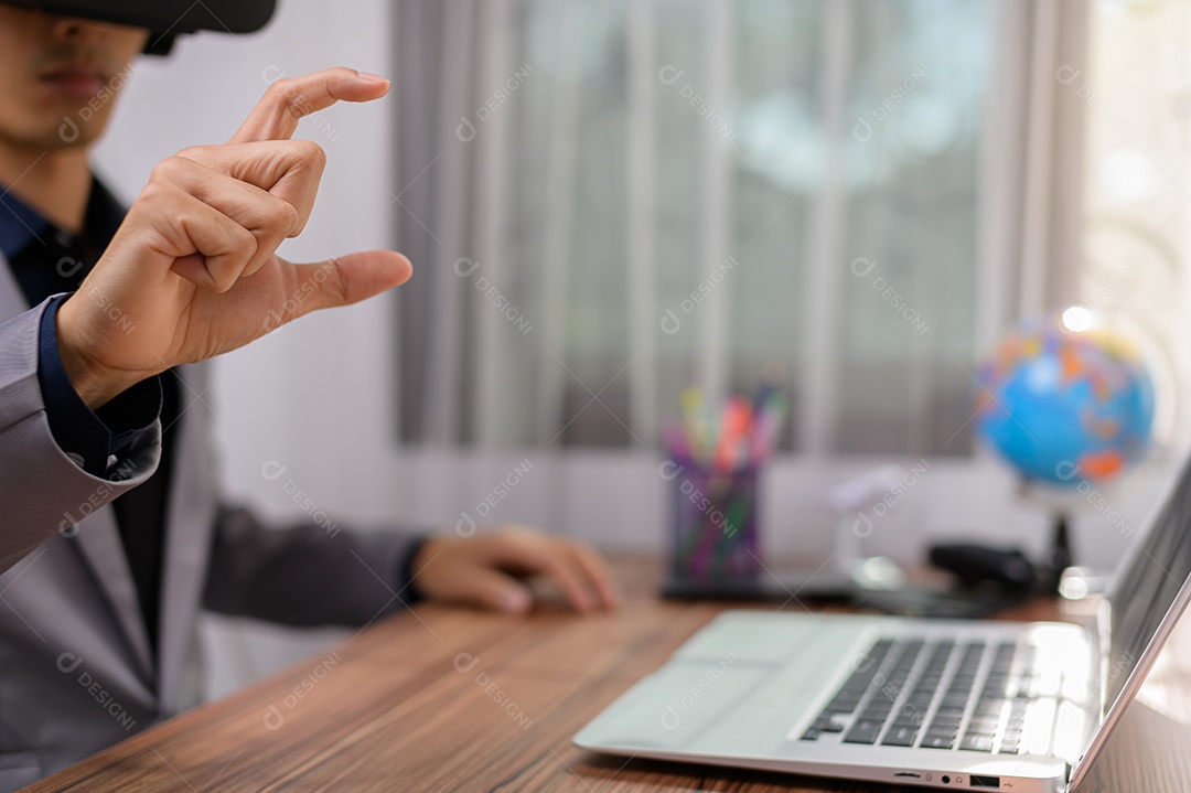 Empresário usando óculos de realidade virtual VR no mundo virtual.