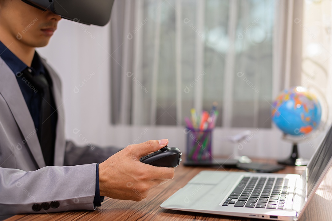 Empresário usando óculos de realidade virtual VR no mundo virtual.