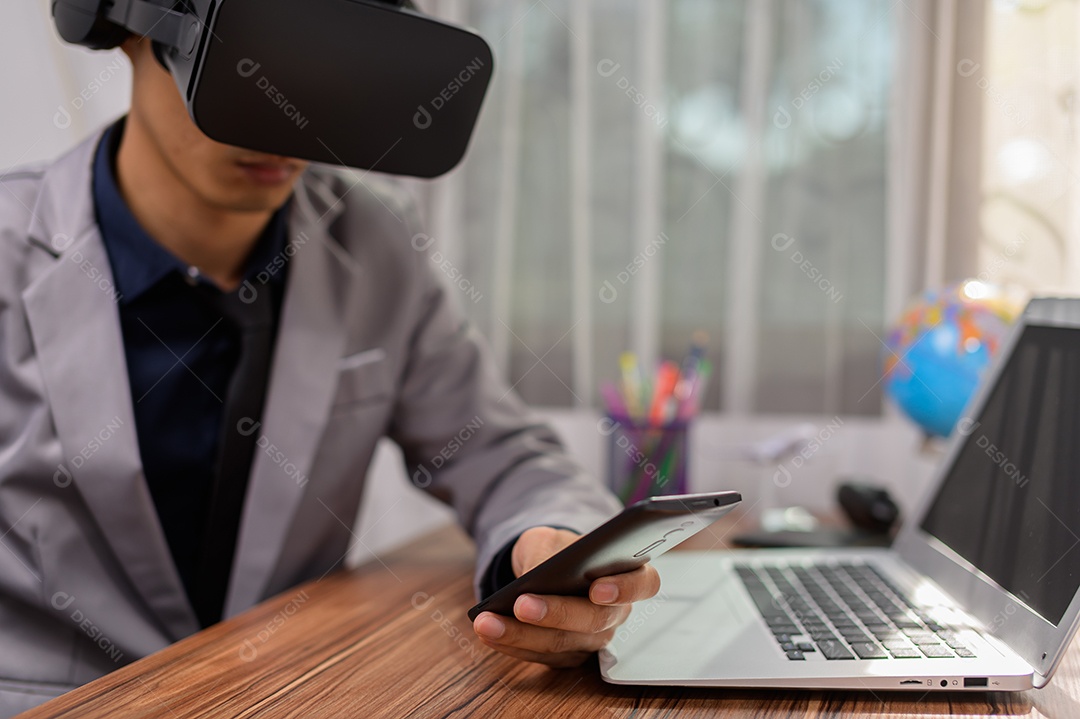 Empresário está usando óculos VR para trabalhar. Mundo virtual.