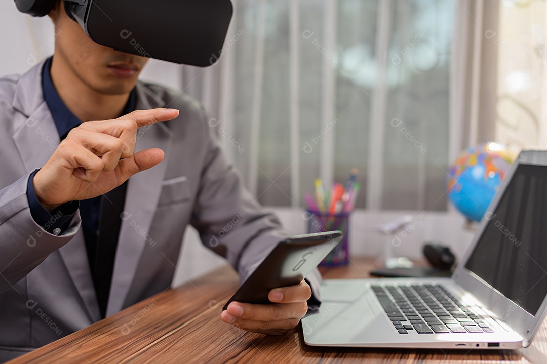 Empresário está usando óculos VR para trabalhar. Mundo virtual.