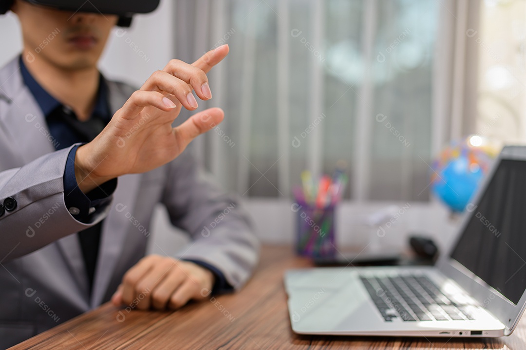 Empresário está usando óculos VR para trabalhar. Mundo virtual.