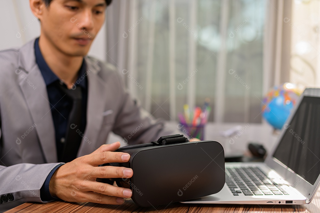 Empresário está usando óculos VR para trabalhar. Mundo virtual.