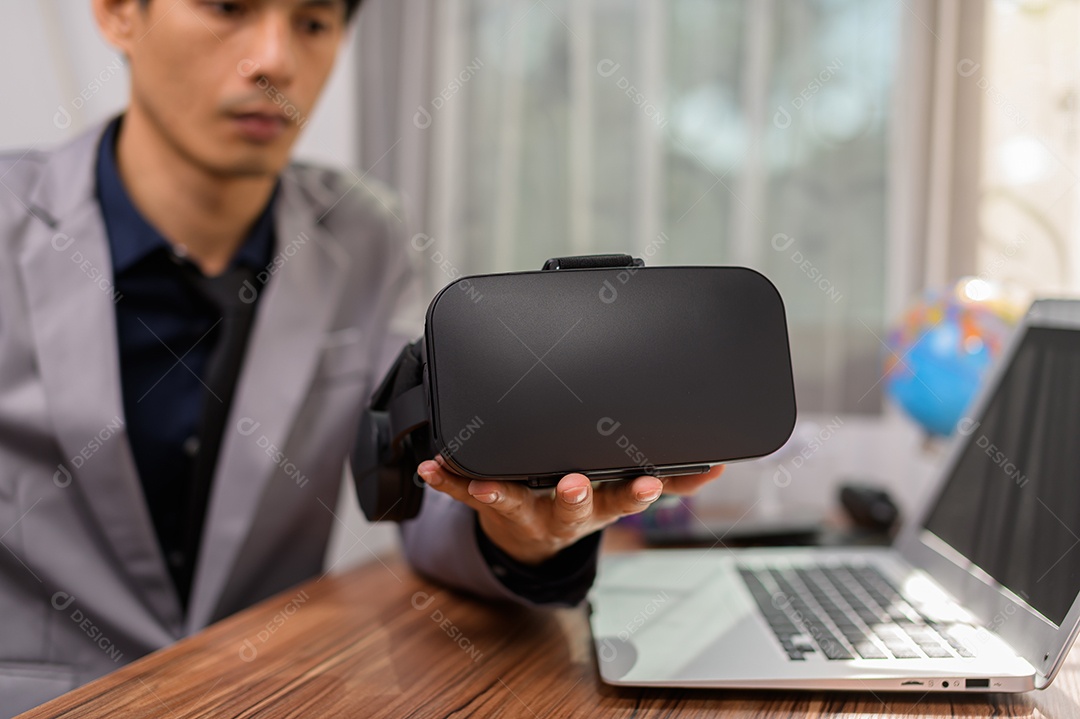 Empresário está usando óculos VR para trabalhar. Mundo virtual.