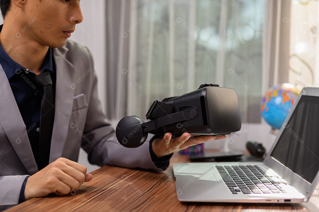 Empresário está usando óculos VR para trabalhar. Mundo virtual.