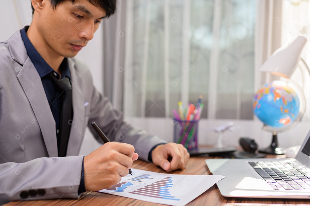 Empresário escrevendo documentos assinando documentos