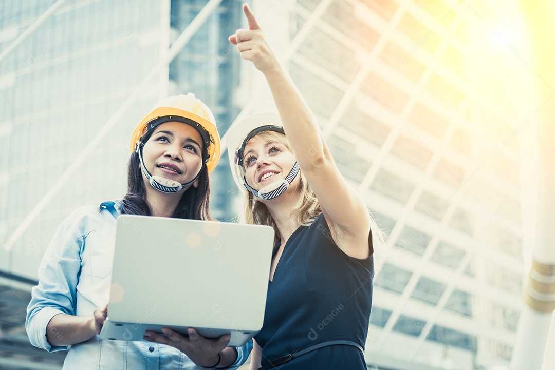 Duas mulheres projetando pesquisa para startup e lançando.