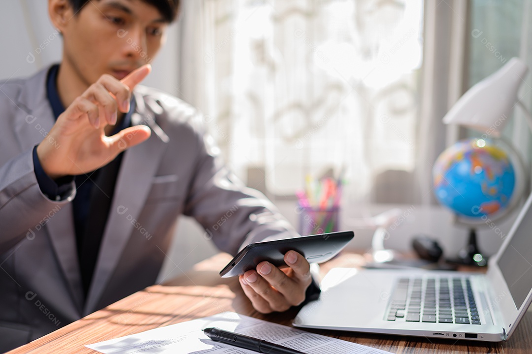 Empresário trabalhando na frente de um notebook em uma mesa