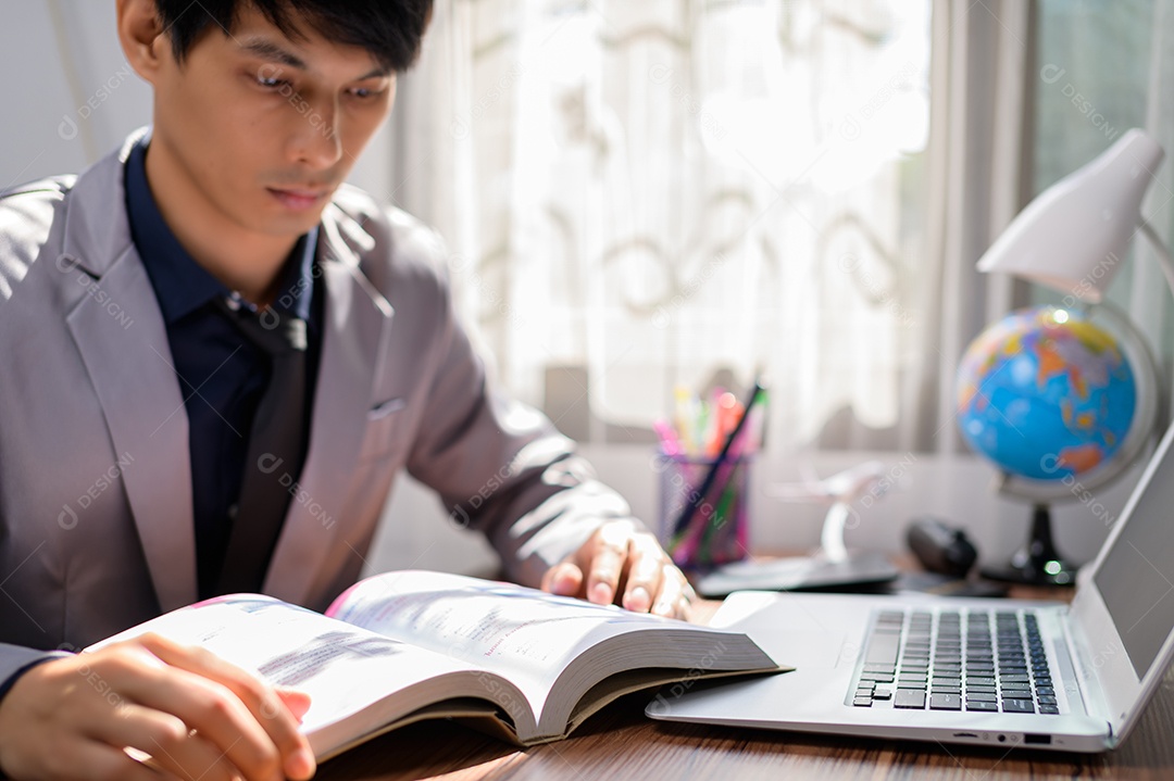 Empresário estão usando smartphones com óculos de realidade virtual no mundo online