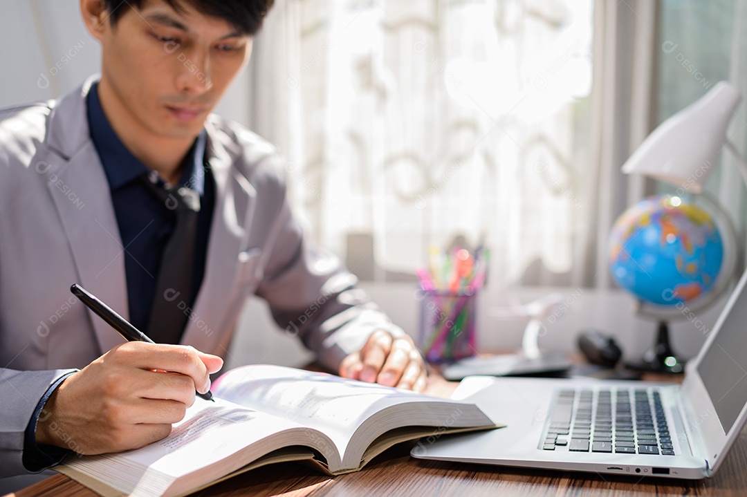 Empresário estão usando smartphones com óculos de realidade virtual no mundo online