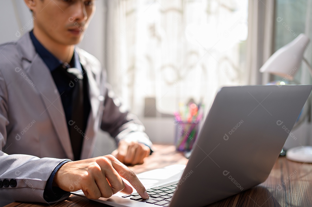 Empresário estão usando smartphones com óculos de realidade virtual no mundo online