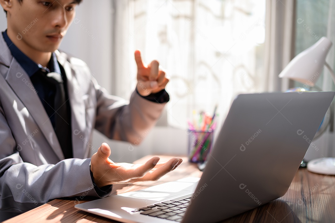 Empresário estão usando smartphones com óculos de realidade virtual no mundo online