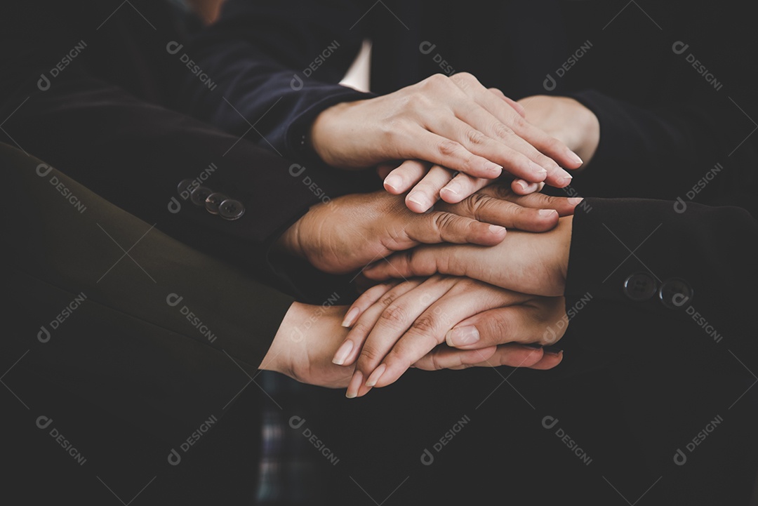 Pessoas de negócios fazendo pilha de mãos para o novo projeto de inicialização.