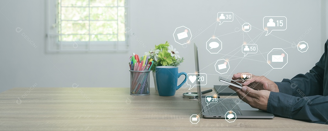 Um homem usando um telefone celular