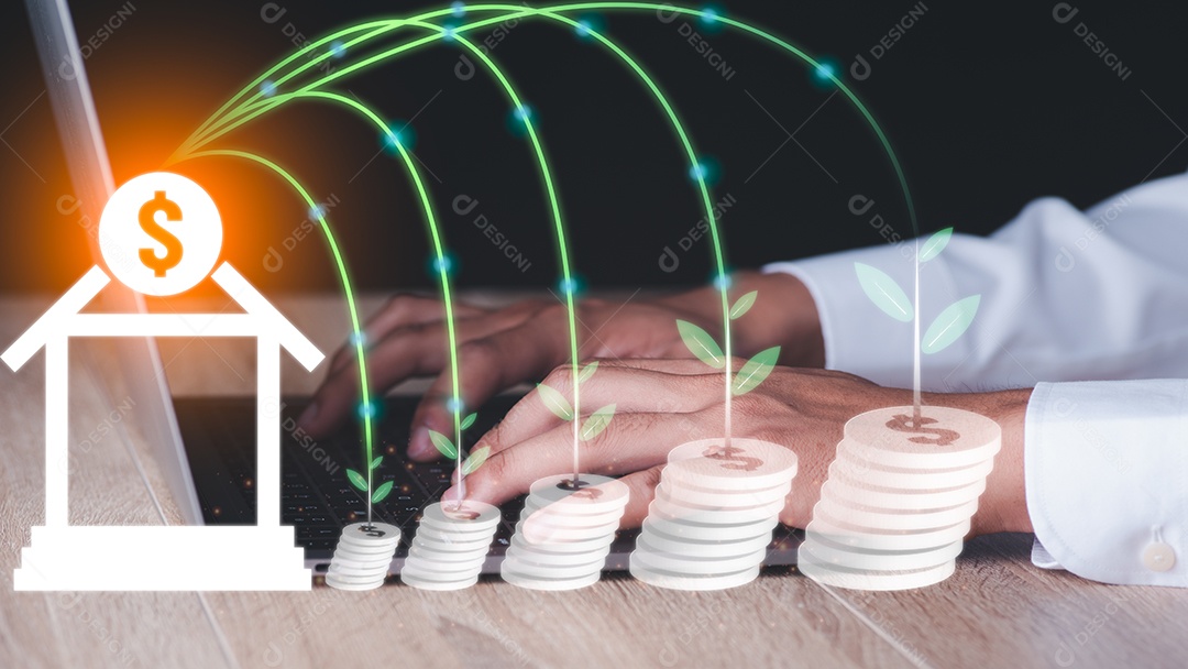 Um homem está usando um laptop em uma mesa de madeira.