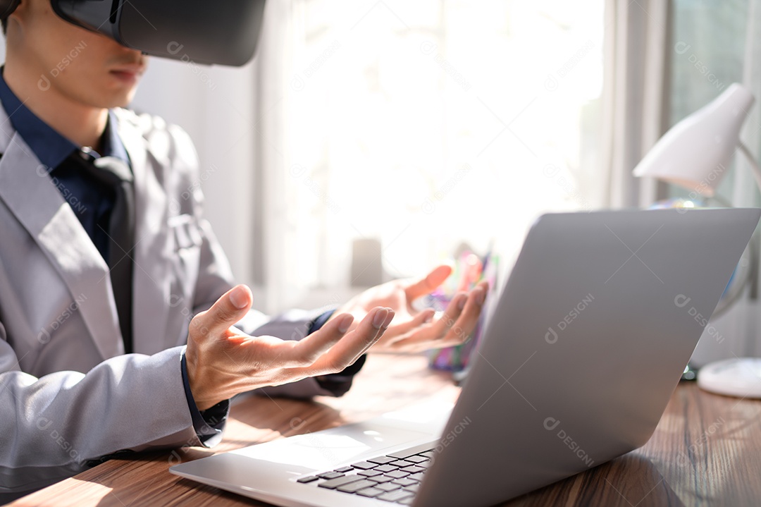 Empresário está usando óculos VR para trabalhar. Mundo virtual.