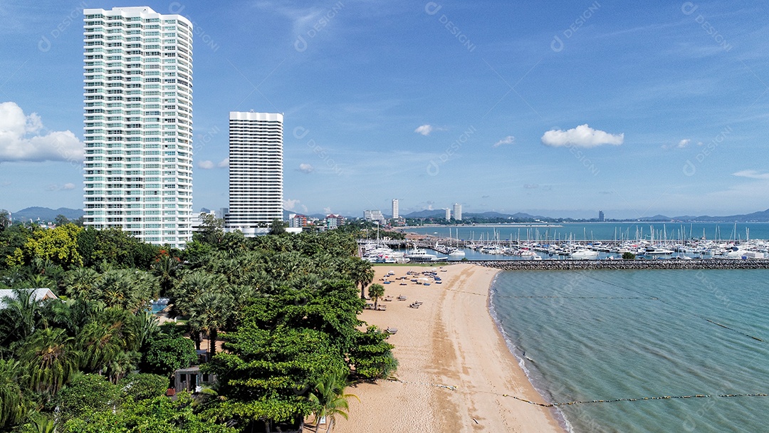 Praia e mar azul com edifícios. Recurso e céu azul. Conceito de natureza e verão. Vista aérea por drone.