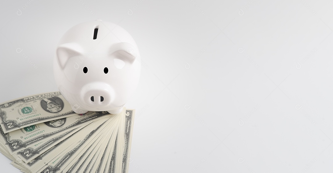 Um cofrinho é colocado em cima de um dólar.