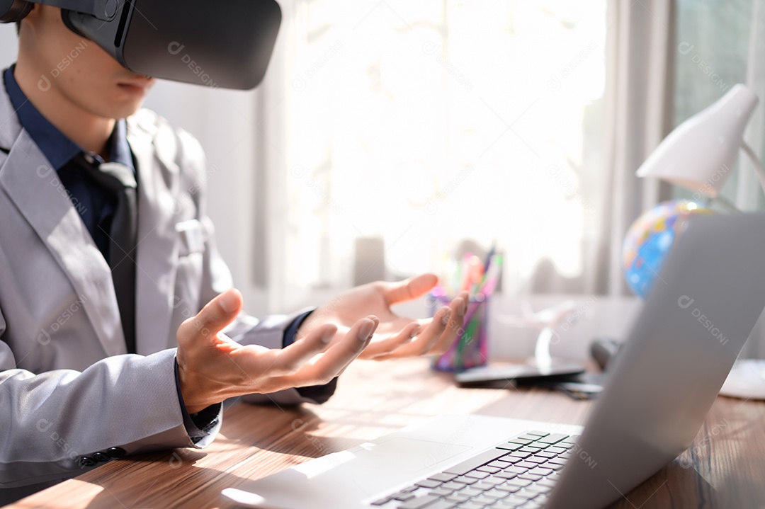 Empresário está usando óculos VR para trabalhar. Mundo virtual.