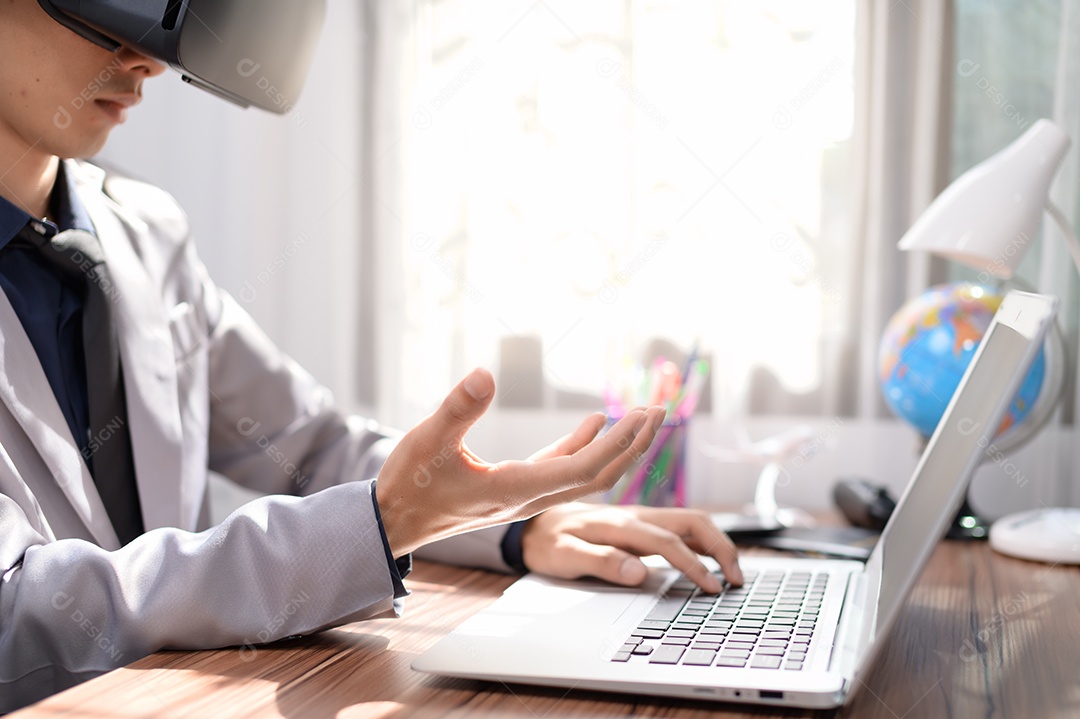 Empresário está usando óculos VR para trabalhar. Mundo virtual.