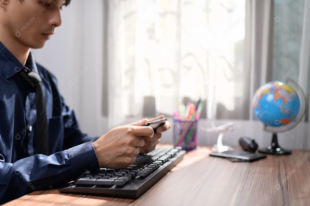 Empresário estão usando smartphones com óculos de realidade virtual no mundo online