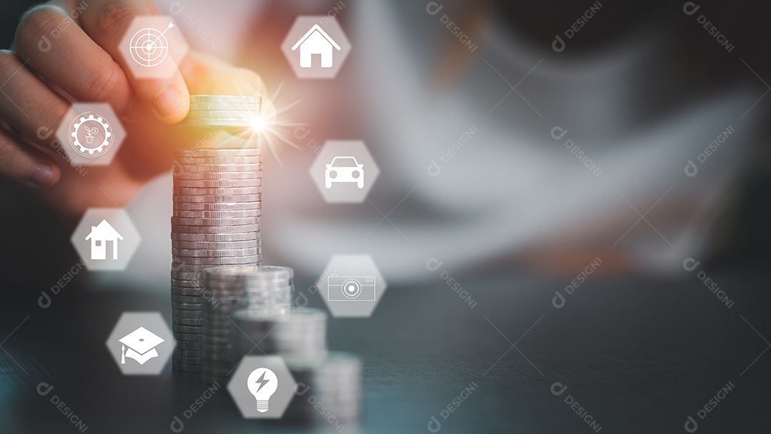 Uma jovem estava colocando moedas em uma pilha.