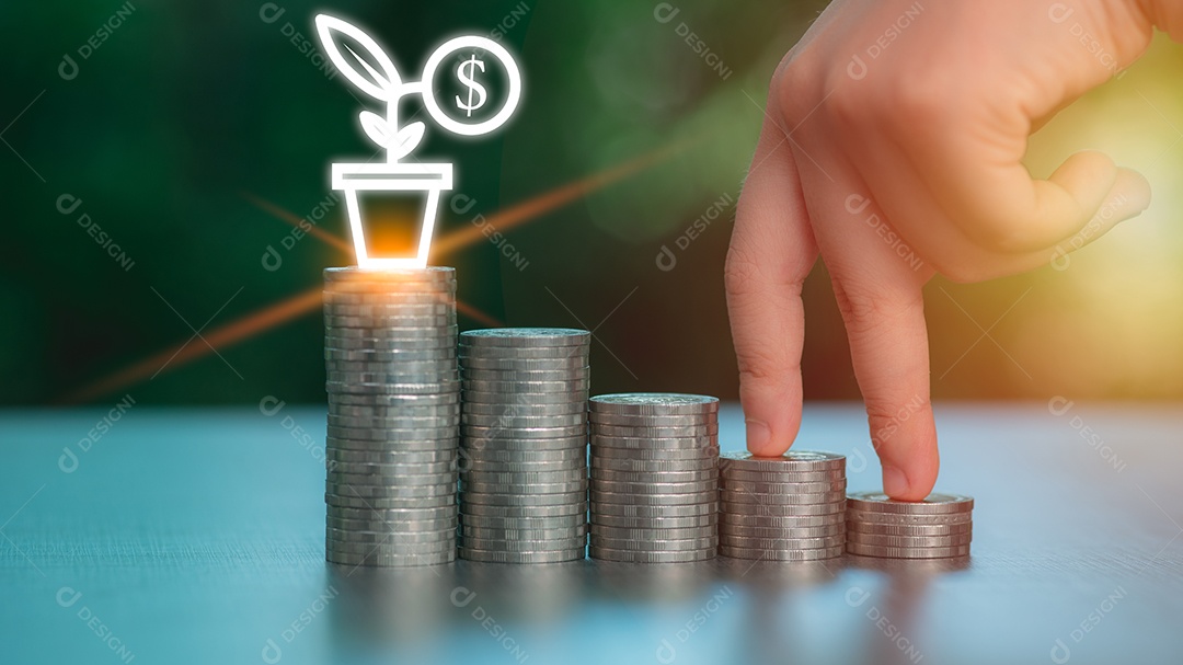 Uma pilha de dinheiro e moedas são colocadas em uma mesa de madeira