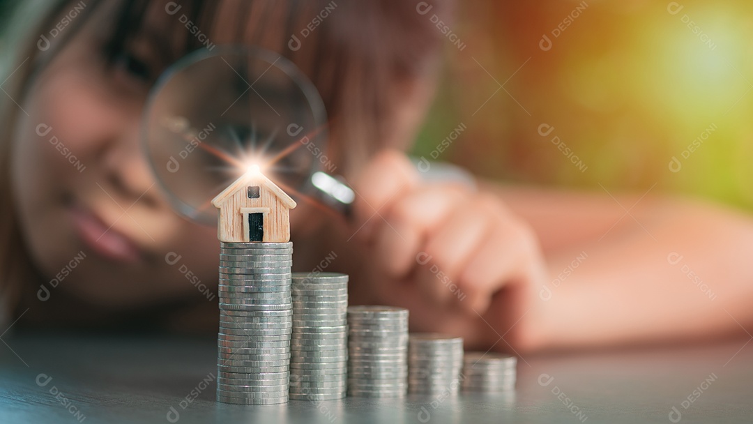 Uma lupa na mão de uma mulher