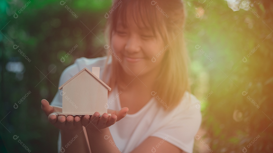Uma mulher asiática mostra uma expressão feliz.