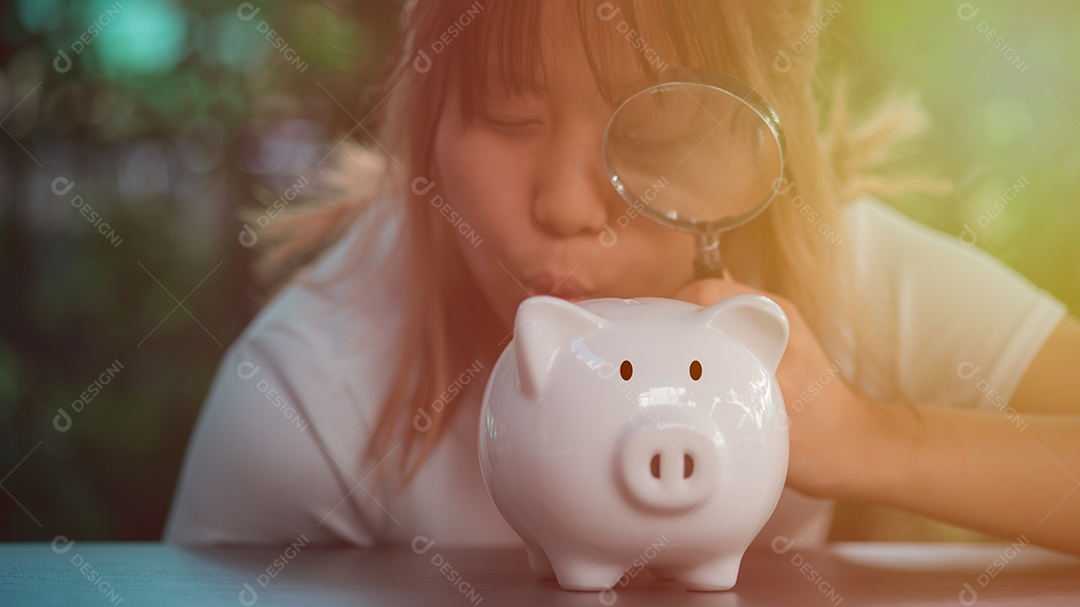 Mulher asiática mostrando uma expressão de entusiasmo