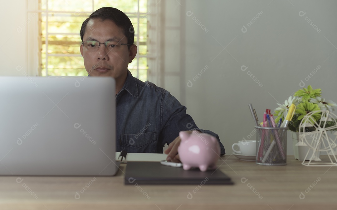 Conceito de trabalhar para economizar dinheiro para o futuro