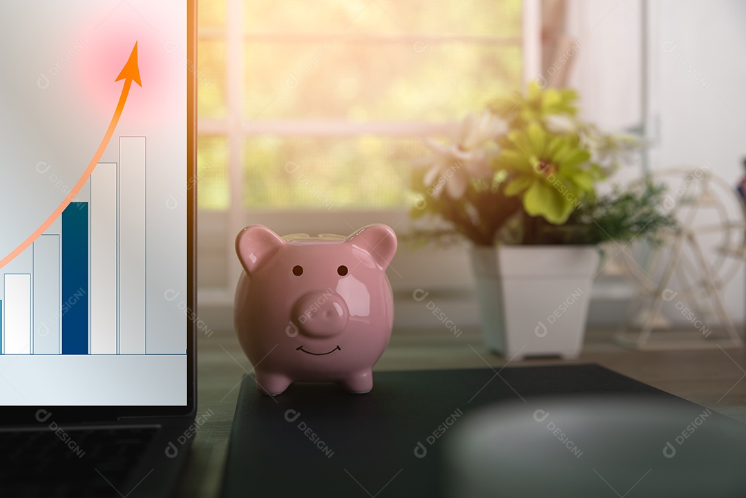 Cofrinho rosa colocado em um caderno preto