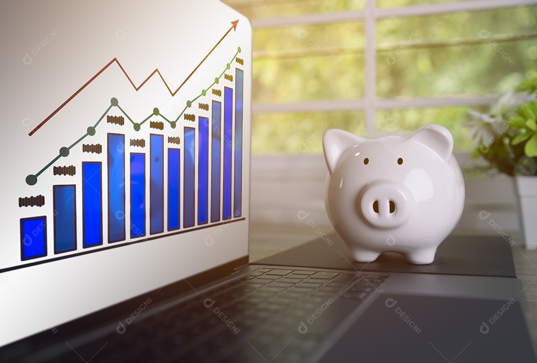 Cofrinho e um laptop mostrando gráficos de crescimento