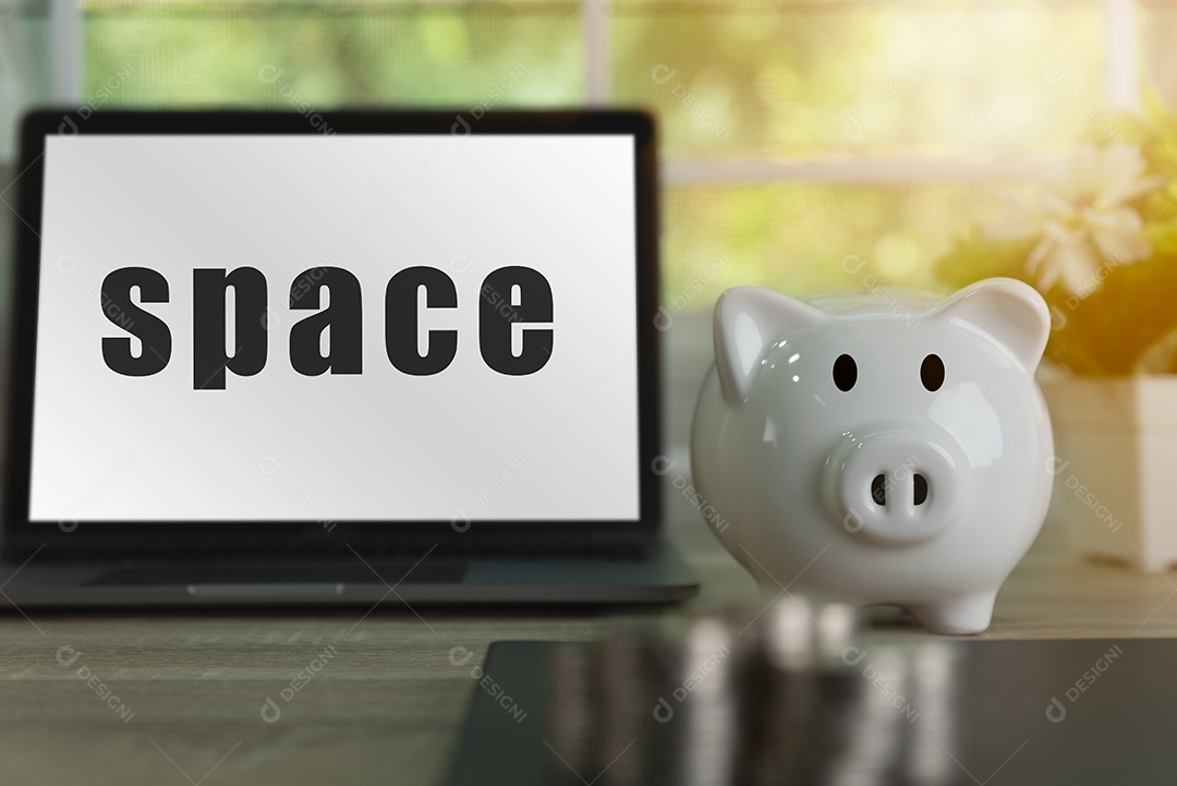 Um cofrinho branco e um laptop