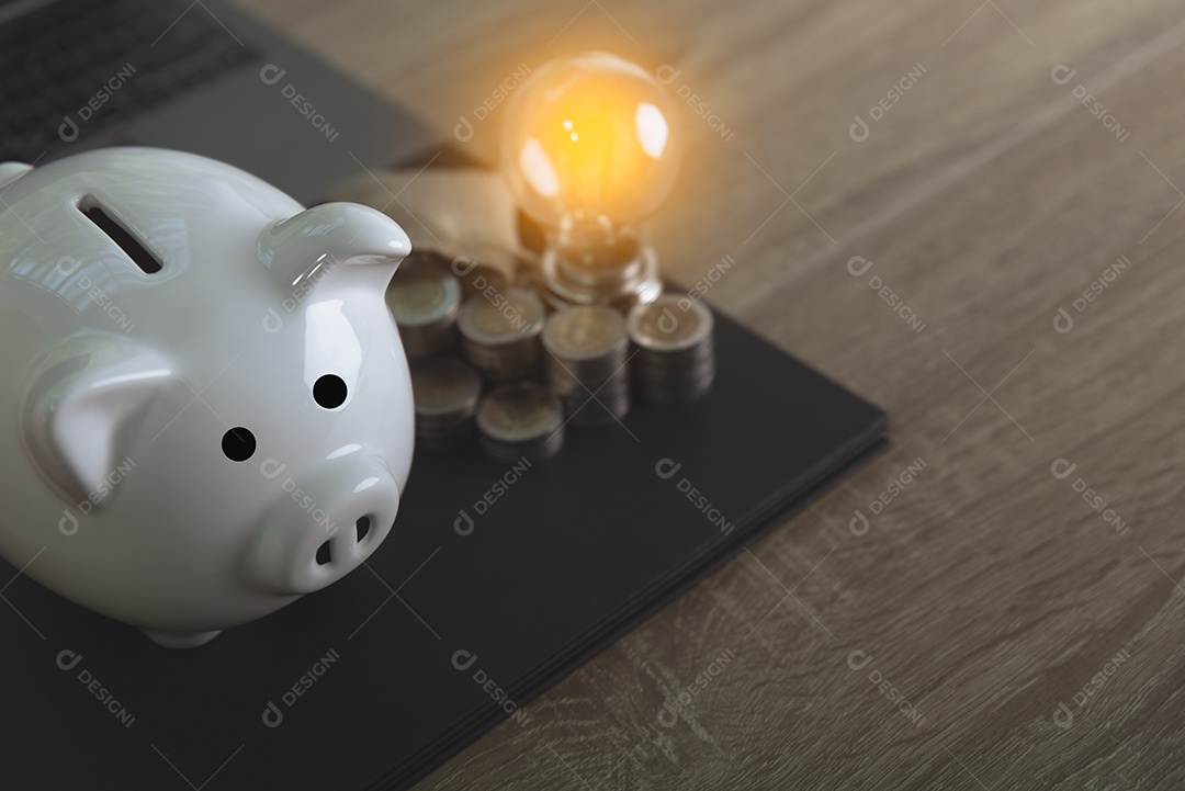 O cofrinho branco é colocado sobre uma mesa de madeira