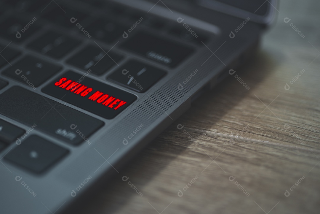 Computador portátil colocado sobre uma mesa de madeira.