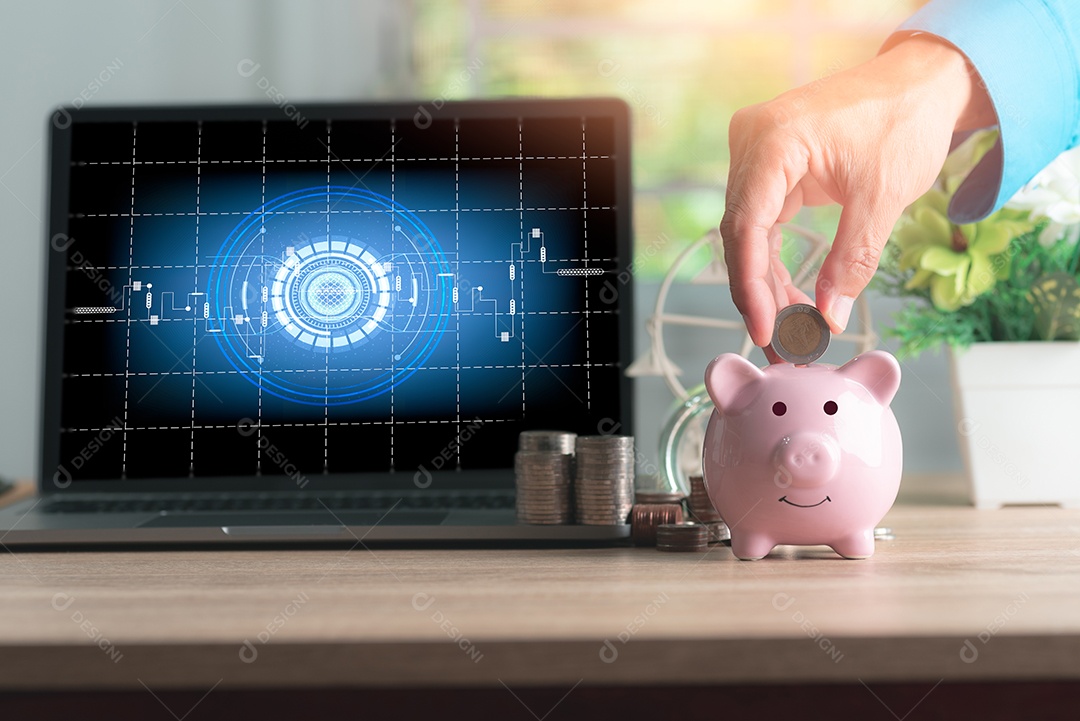 A mão estava colocando uma moeda em um cofrinho.