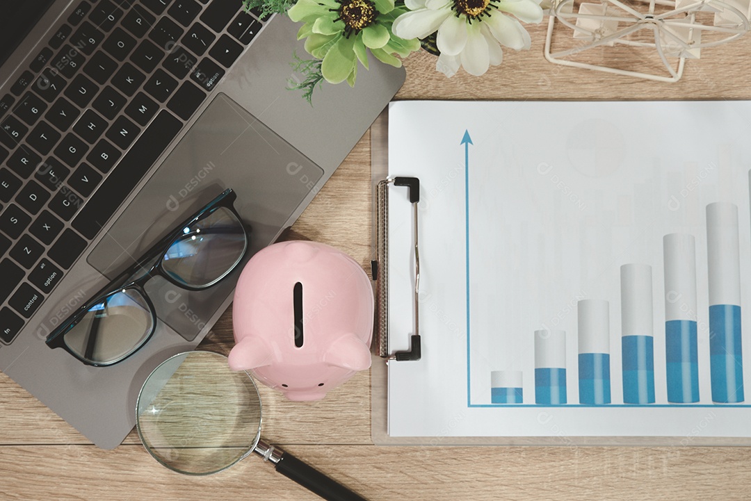 Um cofrinho é colocado em uma mesa de madeira.