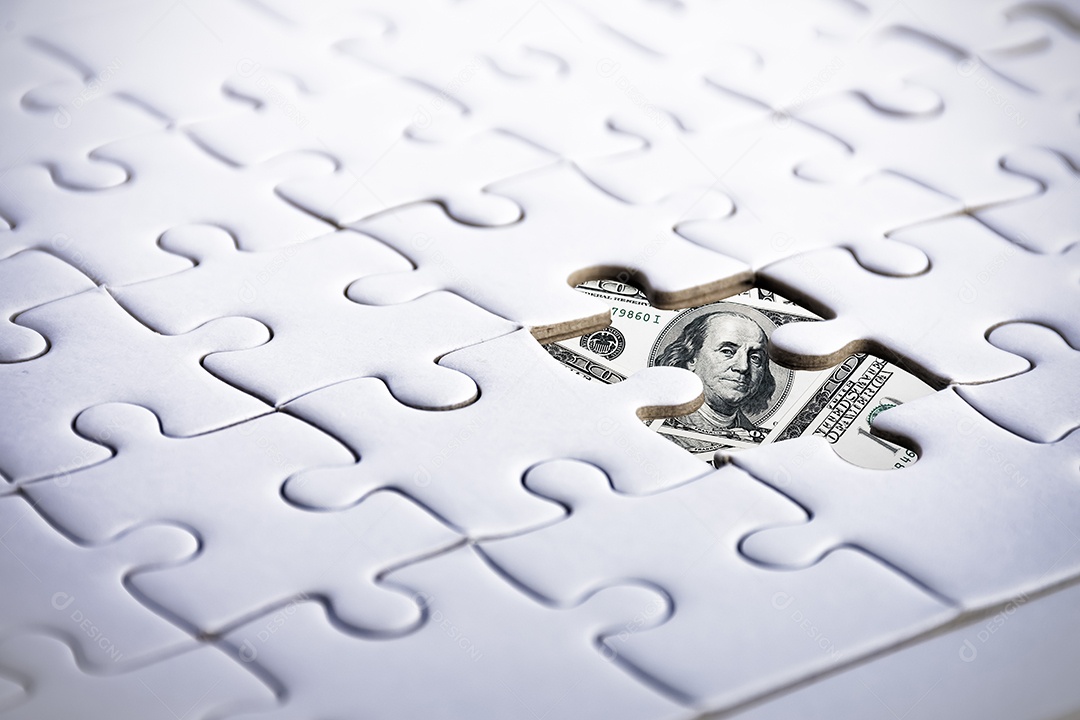 Dólar americano atrás do quebra-cabeça. Conceito de negócios e financeiro. Tema de marketing e moeda.