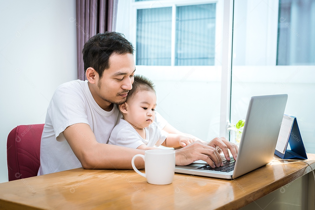 Pai solteiro e filho usando laptop juntos e felizes.