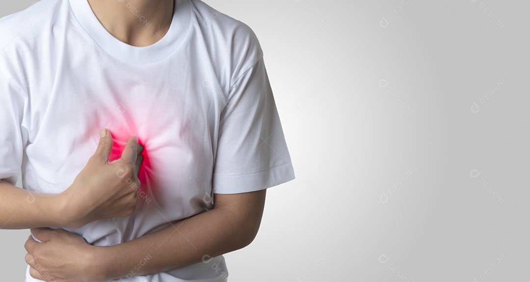 Uma mulher asiática vestida de branco mostrou dor no peito