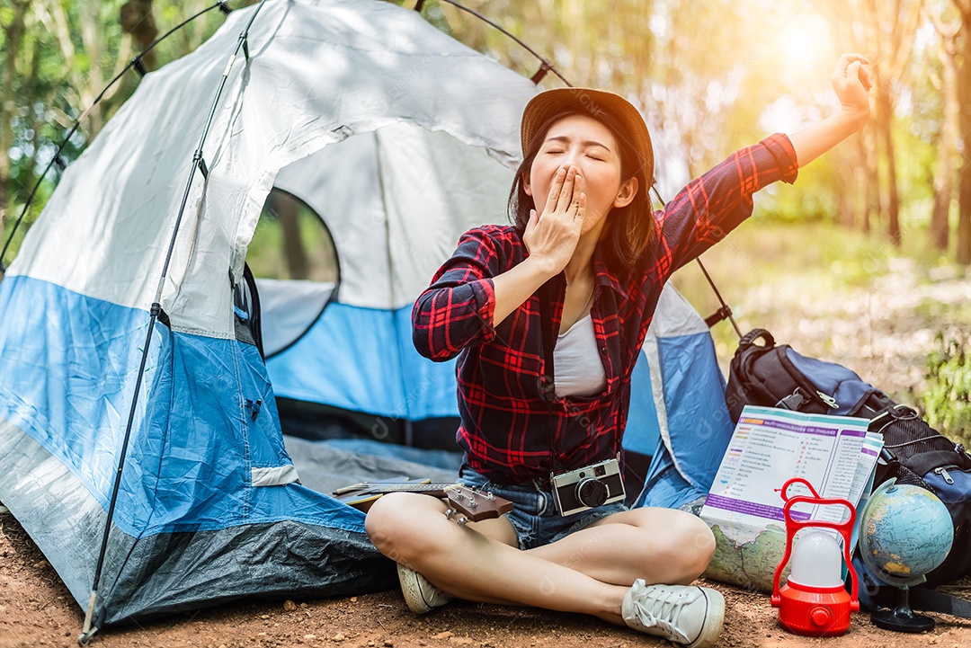 Mulheres asiáticas de beleza estão bocejando enquanto viajam durante a noite.