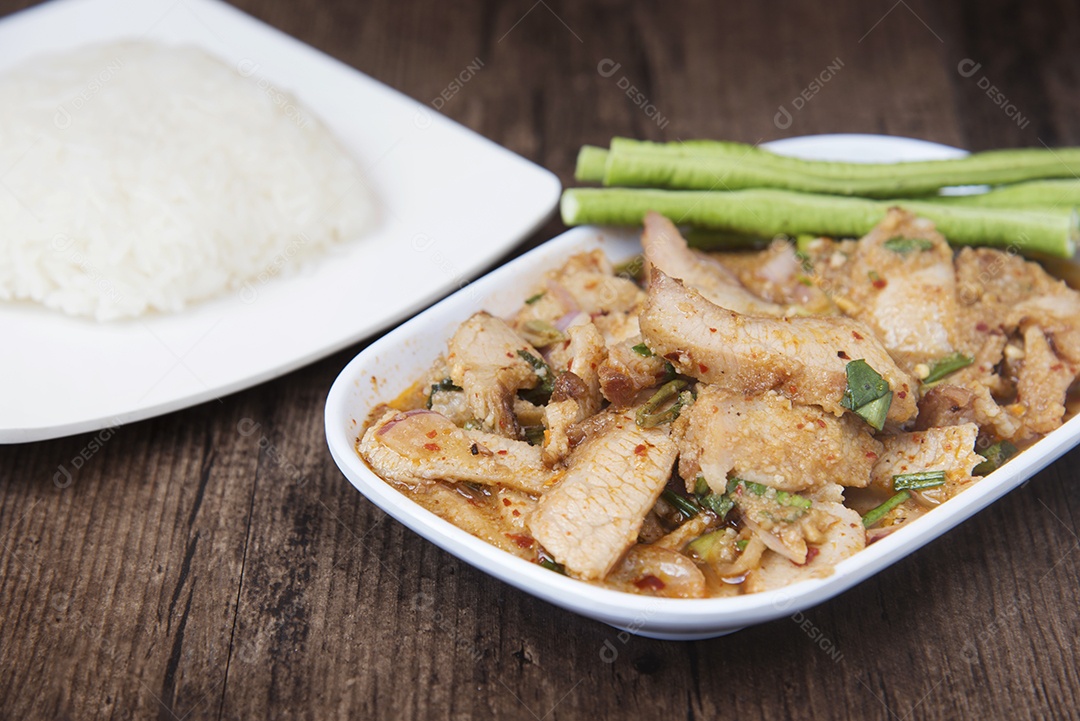 Prato tailandês chamado Nam Tok Moo, carne de porco assada e manjericão misturado